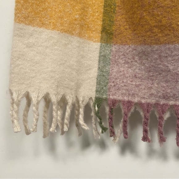 Timeless Modern Farmhouse Faux Mohair Cost Beige Plaid Fringe Blanket 50 x 72” - Picture 4 of 5